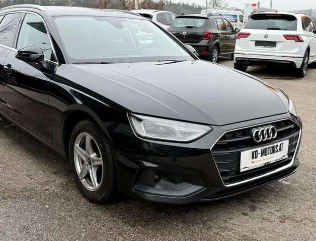 Audi A4 view 4