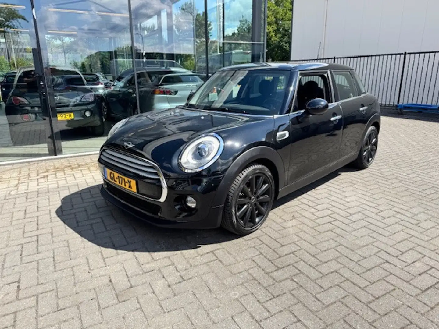 MINI Mini 5-Deurs (f55) 1.5 136pk Чорний - 1