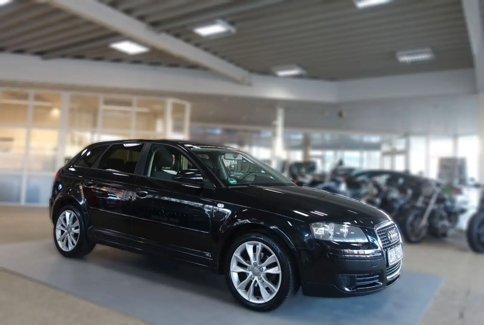 Audi A3 Sportback 1.6 Attraction Schwarz - 1