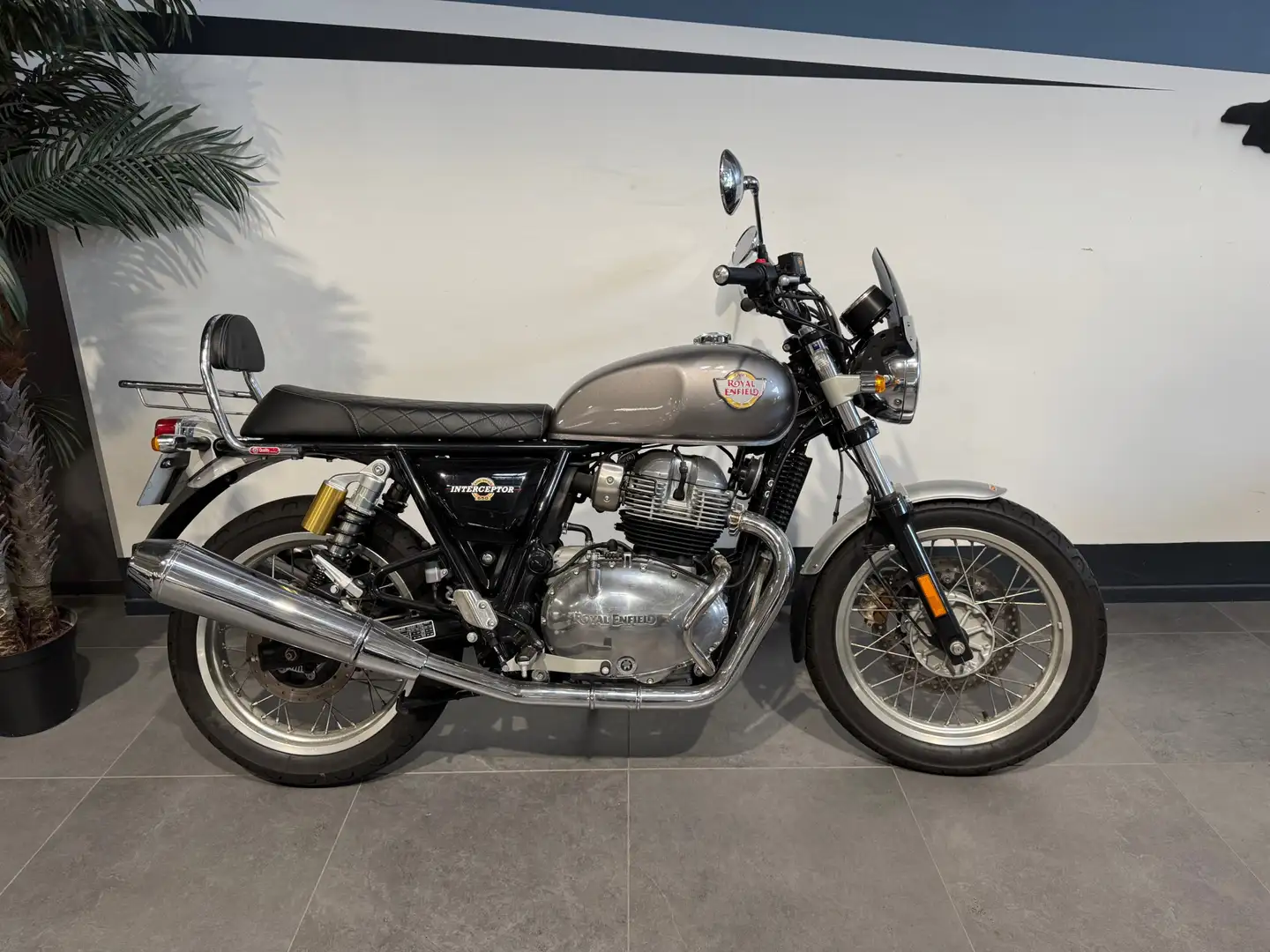 Royal Enfield Interceptor Gris - 1