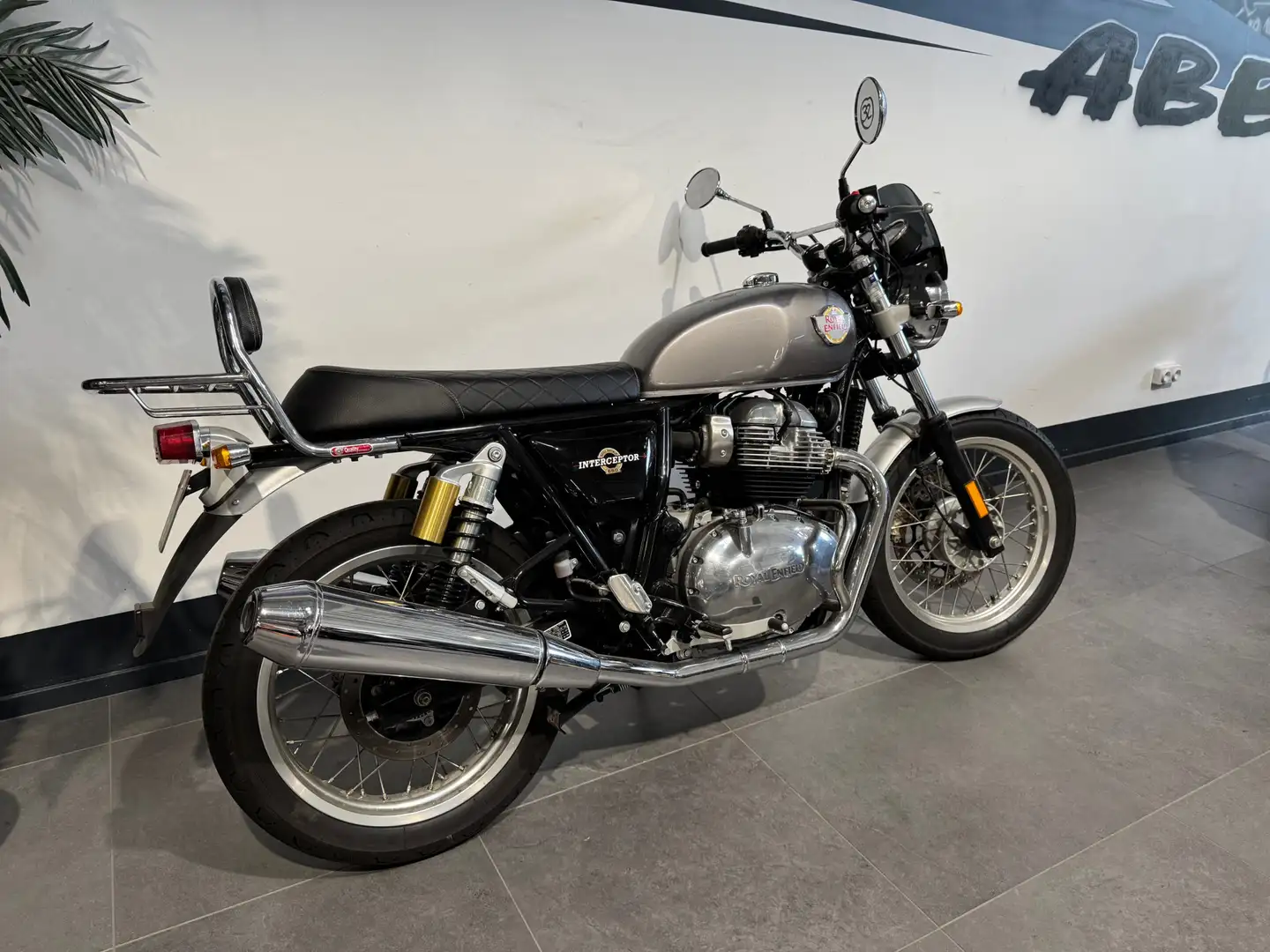 Royal Enfield Interceptor Gris - 2