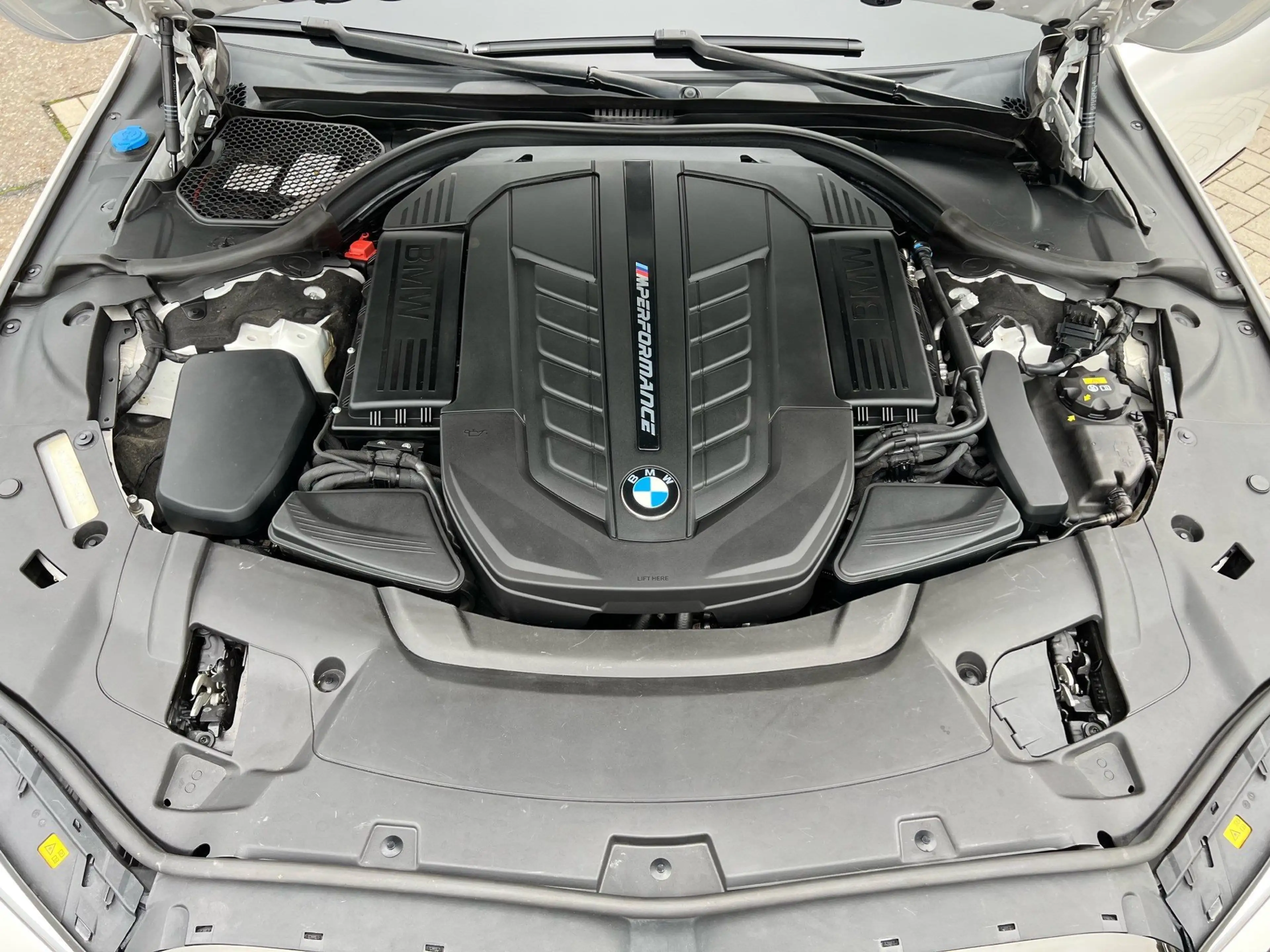 BMW 760 M760Li xDrive Gestiksteuerung Head-Up Shz H&K — photo 43
