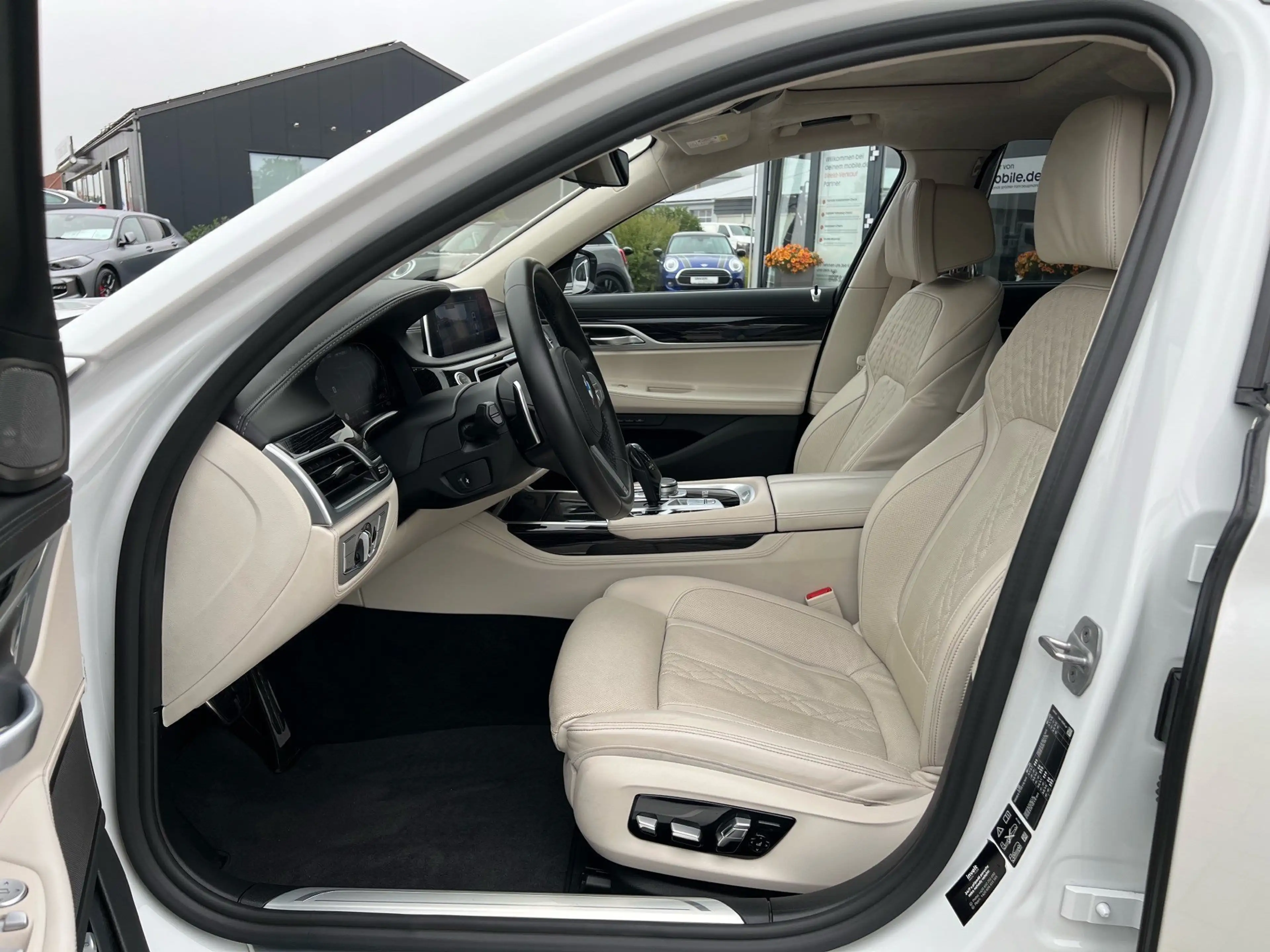 BMW 760 M760Li xDrive Gestiksteuerung Head-Up Shz H&K — photo 23