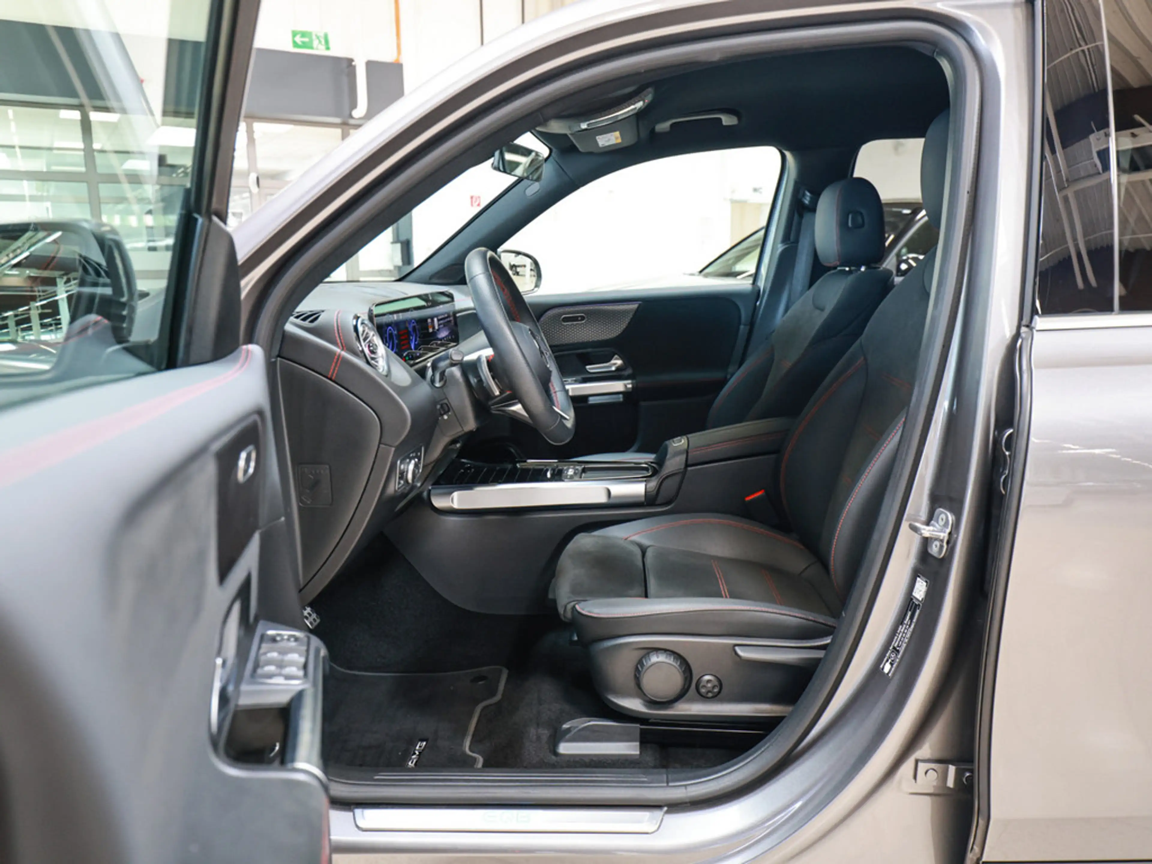 Mercedes-Benz EQB 250 + AMG Sport Advanced LED NAVI KAMERA — photo 13