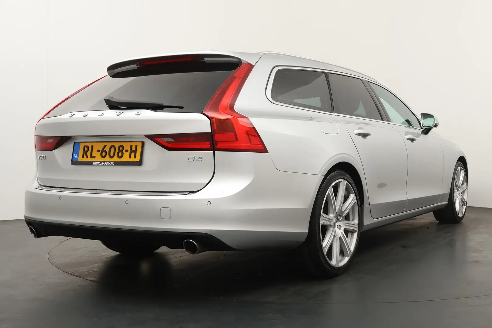 Volvo V90 BWJ 2018 2.0 D4 191 PK Momentum AUTOMAAT / TREKHAA Grijs - 2