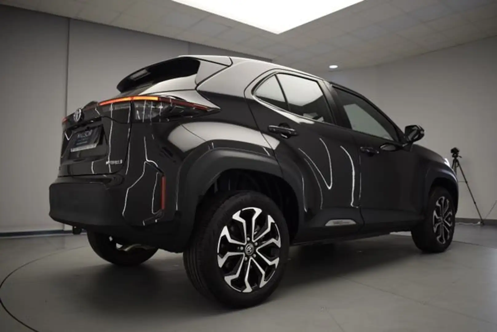 Toyota Yaris Cross 120H Active Tech Pack Connect Negro - 2