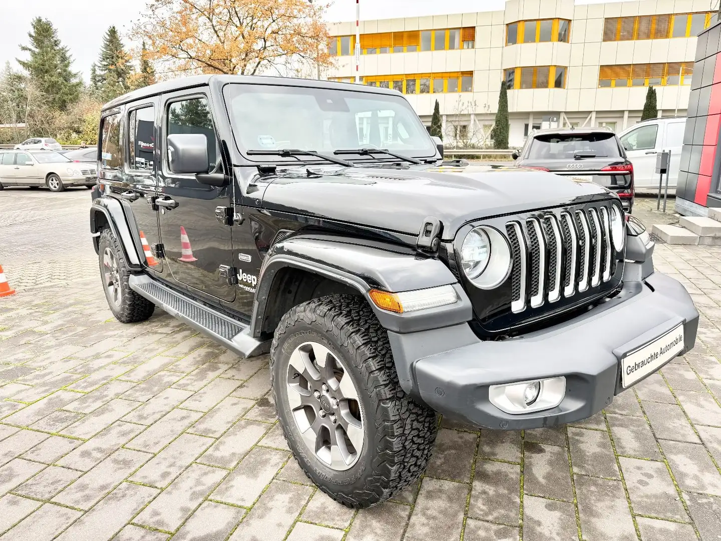 Jeep Wrangler / Wrangler Unlimited Sahara Schwarz - 2