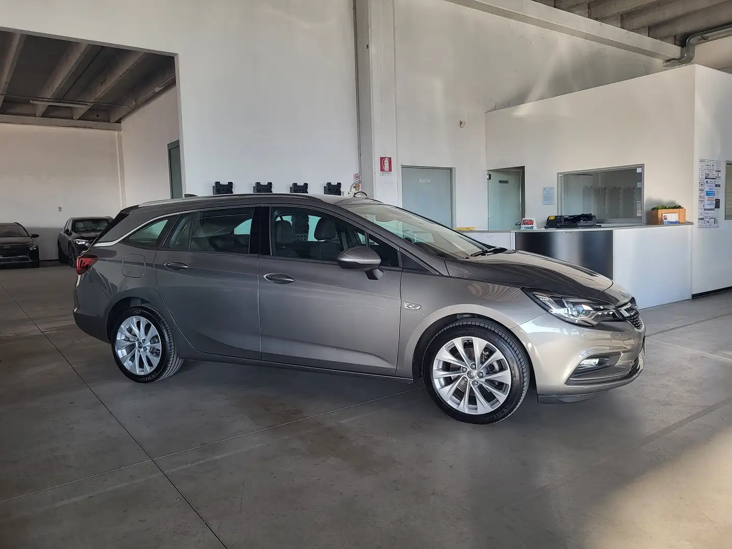 Opel Astra SportsTourer 1.6cdti Innovation 136cv automatica Beige - 2