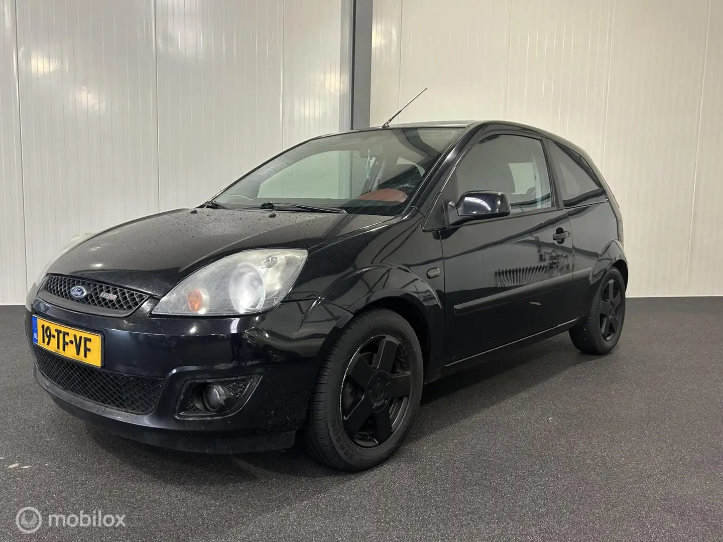 Ford Fiesta 1.4 TDCi Futura [ NAP airco INRUILKOOPJE ] Zwart - 1