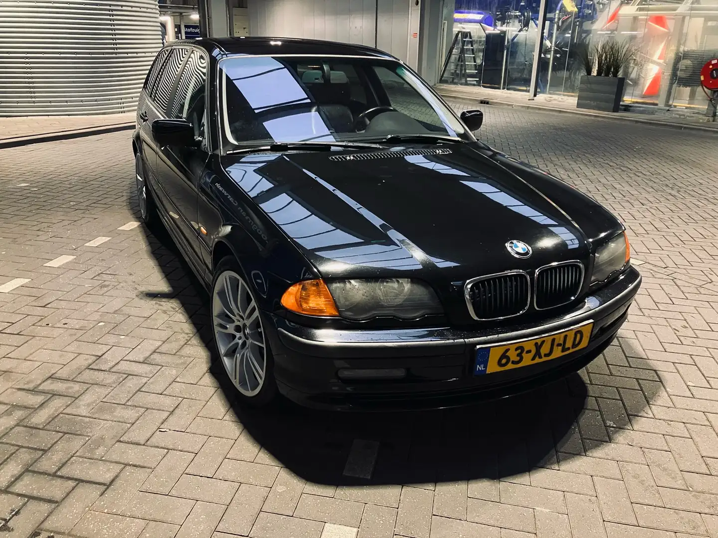 BMW 330 318i Executive Zwart - 2