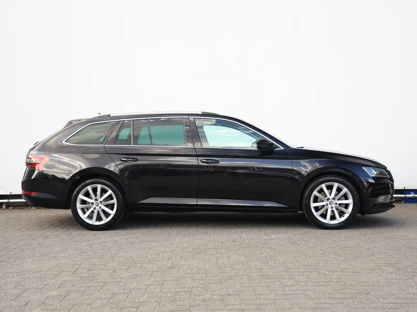 Skoda Superb Combi 2.0 TDI Style Business 150PK DSG | Navigatie Zwart - 2