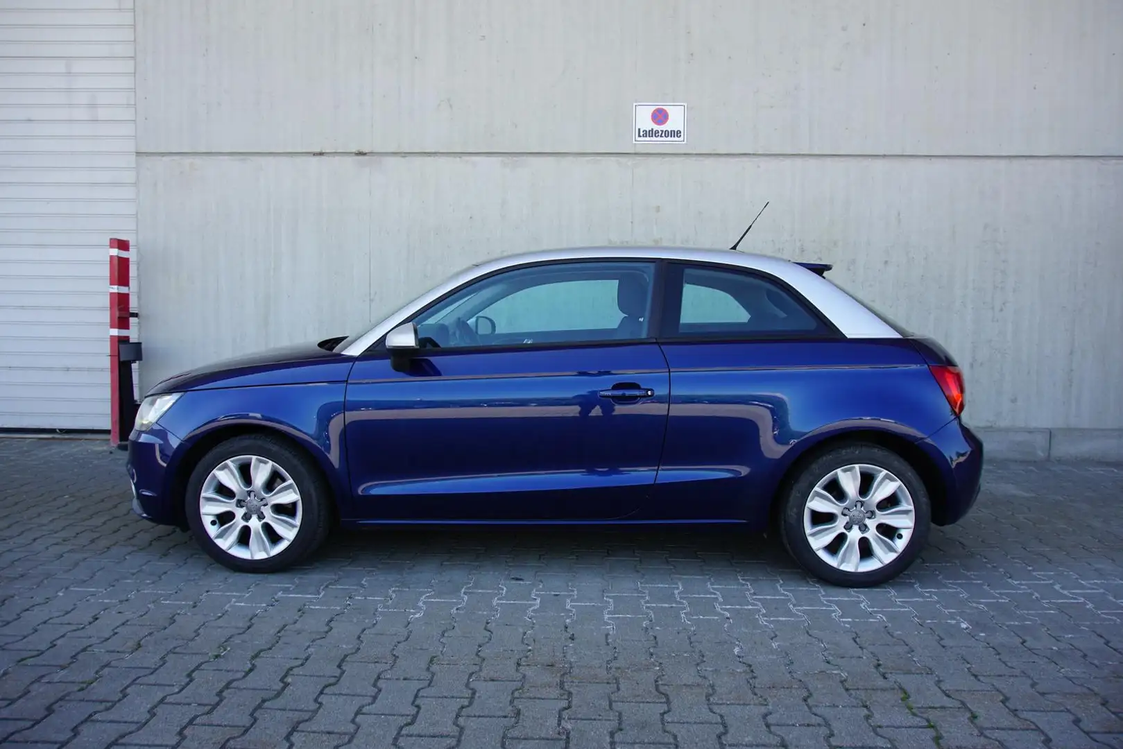 Audi A1 1.6TDI Xenon PDC Tempomat 1.Hand Modrá - 2
