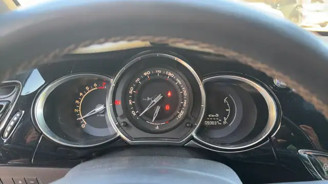 DS Automobiles DS 3 view 12