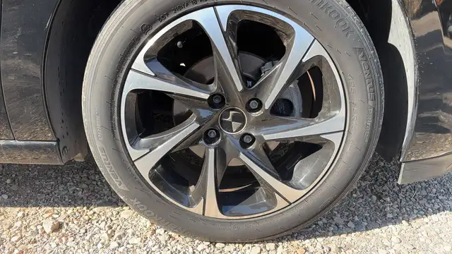DS Automobiles DS 3 view 17