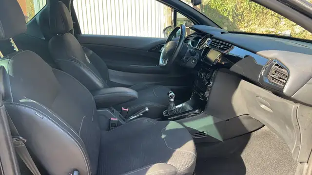 DS Automobiles DS 3 view 25