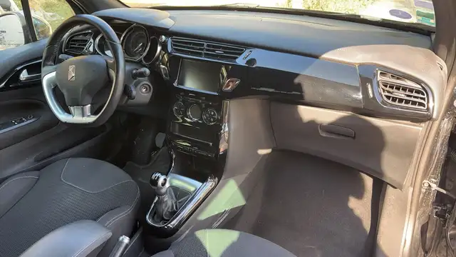 DS Automobiles DS 3 view 10