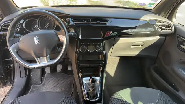DS Automobiles DS 3 view 11