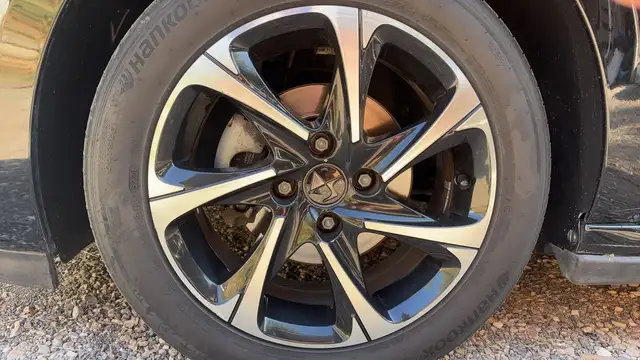 DS Automobiles DS 3 view 18