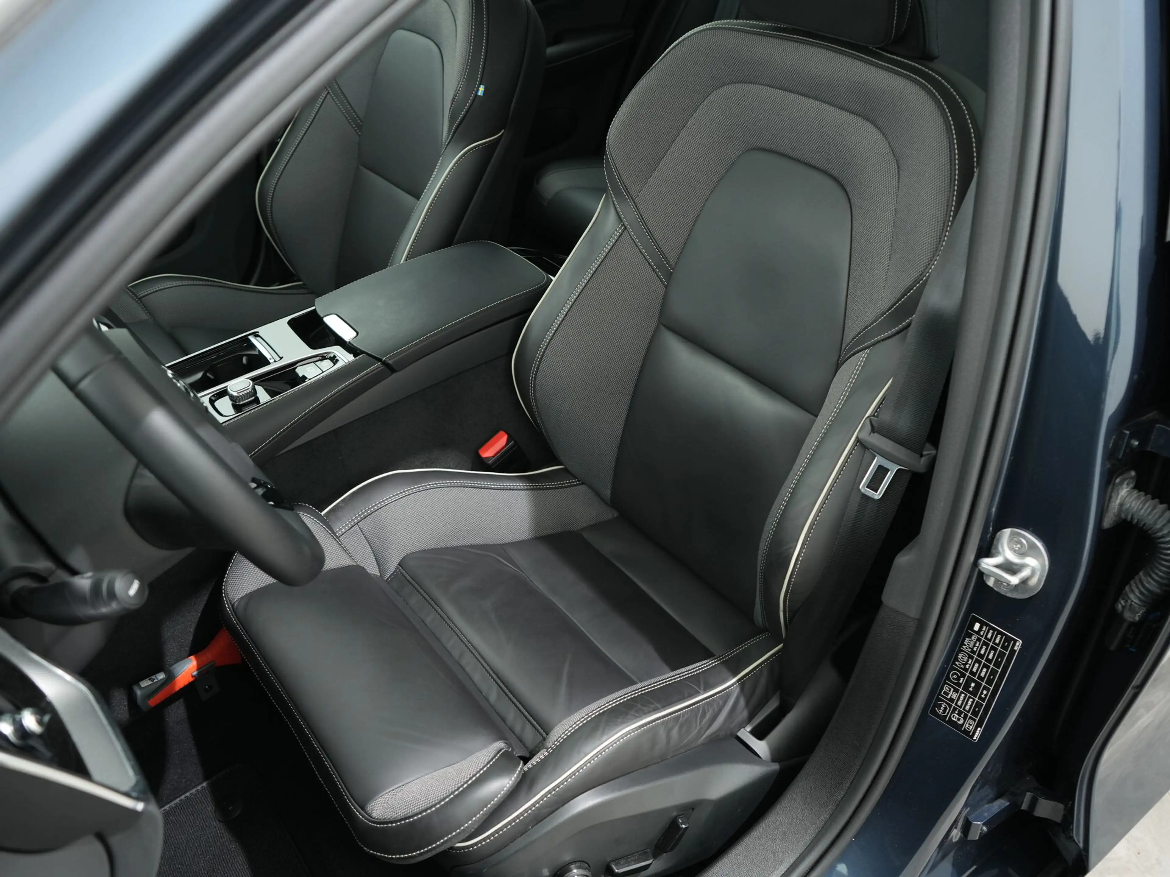 Volvo S60 2.0 RECHARGE T6 350PK AWD R-DESIGN AUT8 | Panorama — photo 4