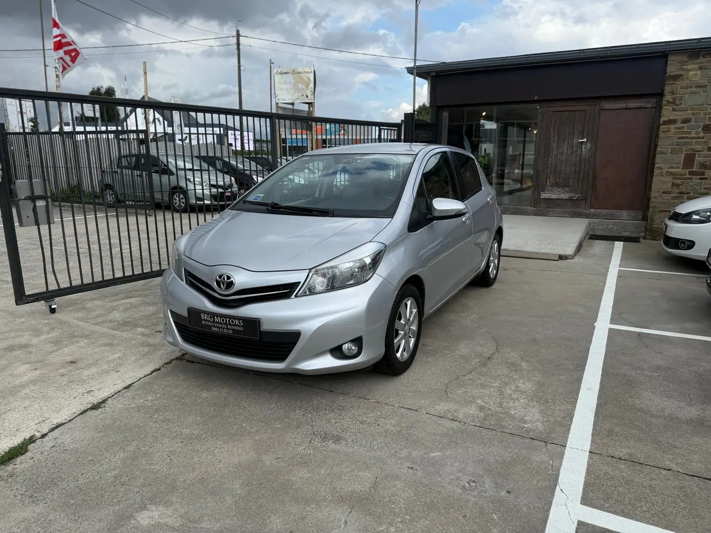 Toyota Yaris Yaris 1.0i VVT-i Comfort Срібний - 1