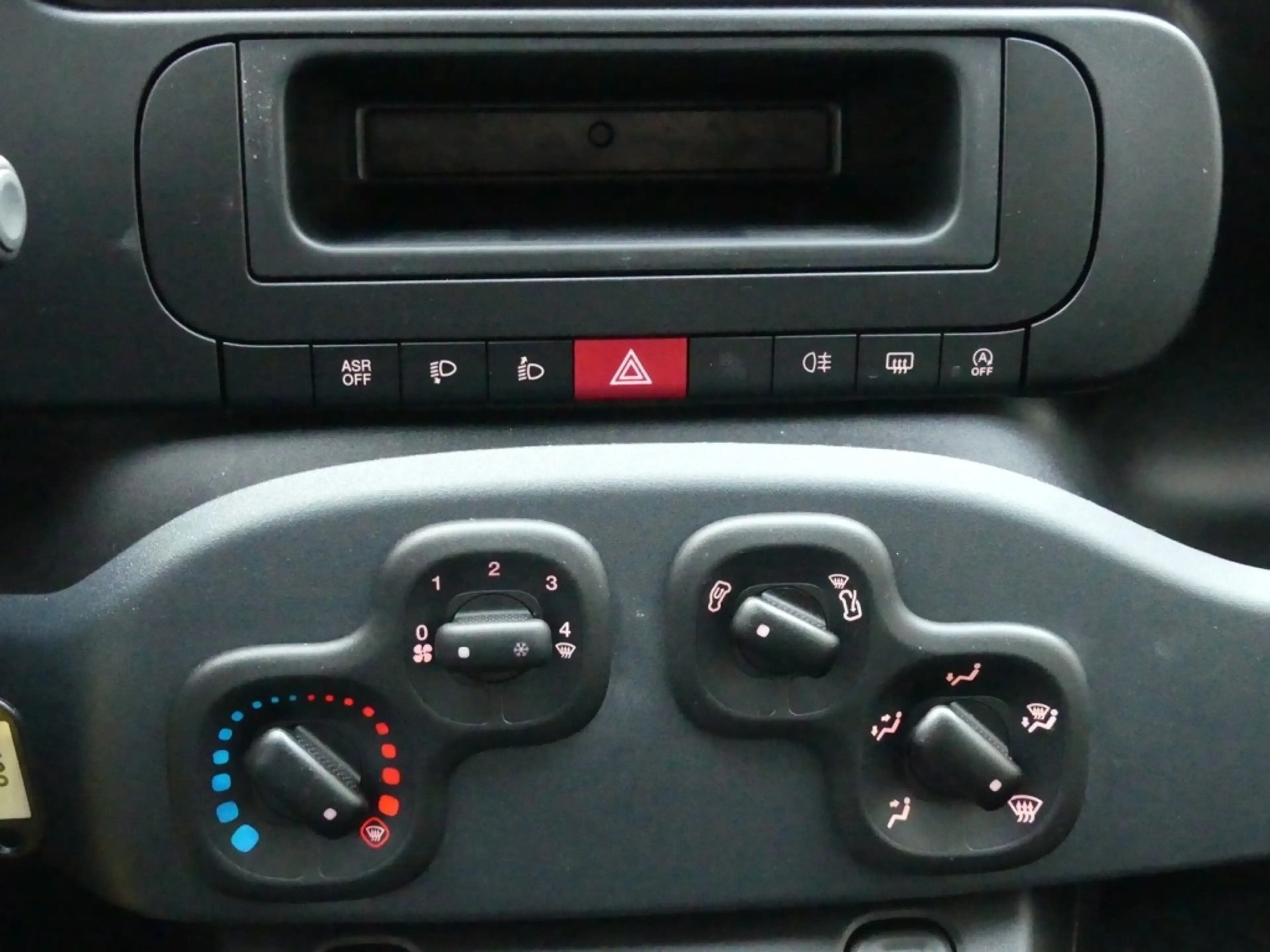 Fiat New Panda PANDA POP HYBRID 1.0 GSE 65PS PDC — photo 18
