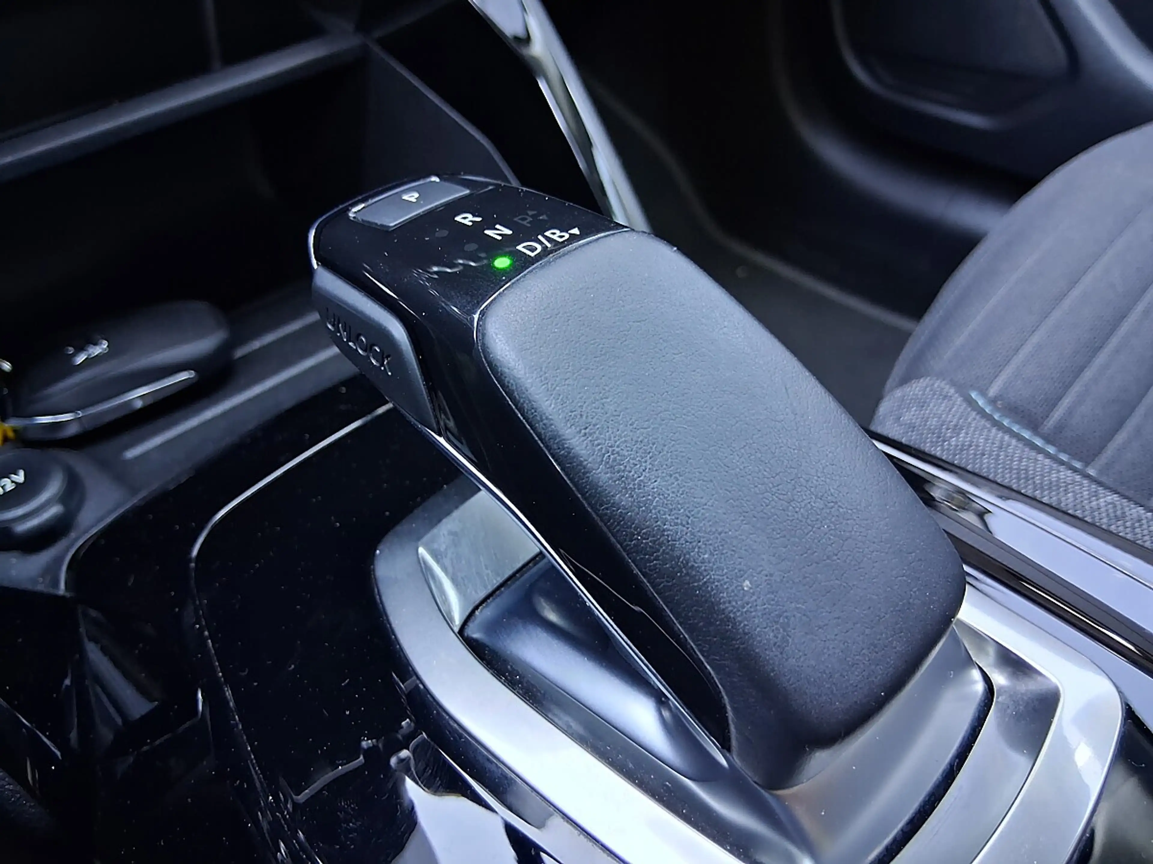 Peugeot e-208 50kWh Style — photo 15