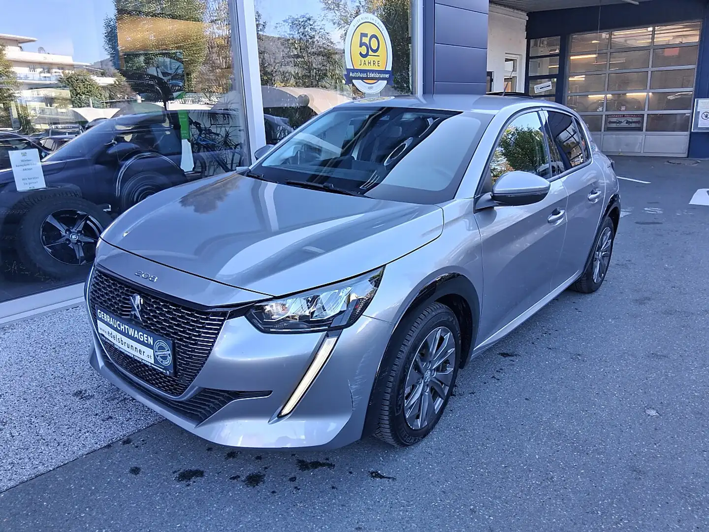Peugeot e-208 50kWh Style Silber - 1