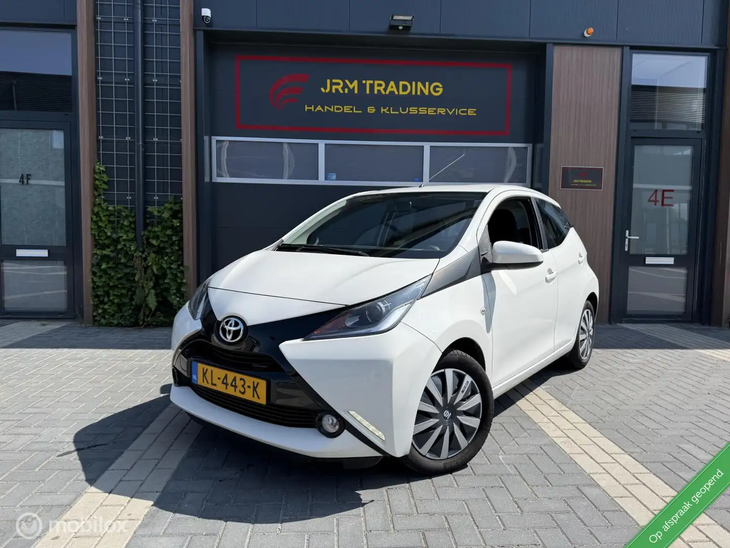 Toyota Aygo 1.0 VVT-i x-play CAMERA GR.SCHERM NAP CARPLAY Weiß - 1