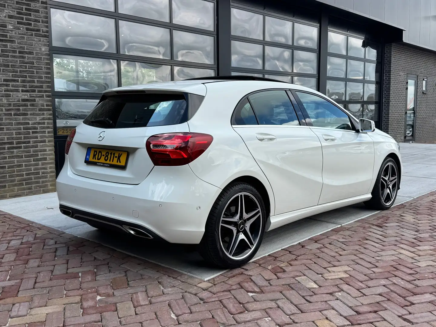 Mercedes-Benz A 180 AMG Night Edition Plus | Pano | Leer | Wit - 2