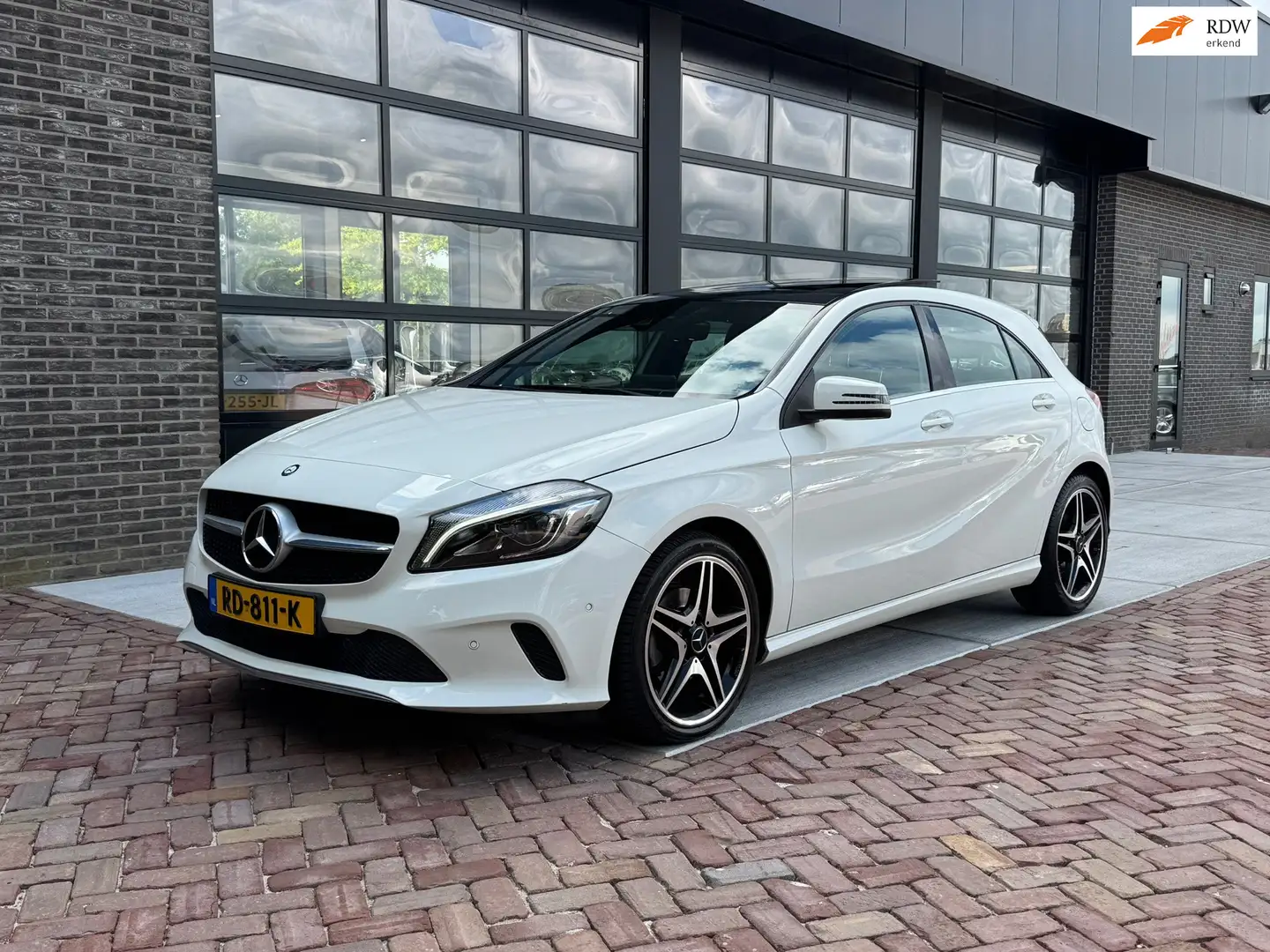 Mercedes-Benz A 180 AMG Night Edition Plus | Pano | Leer | Wit - 1