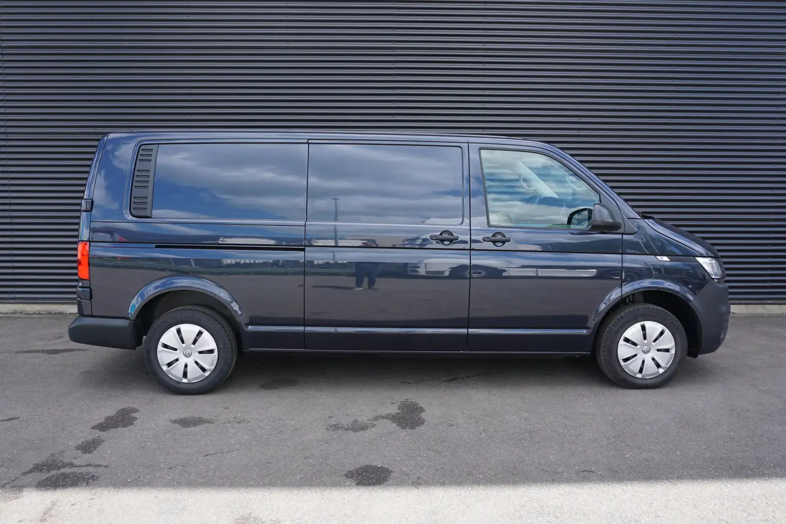 Volkswagen T6.1 Transporter 28 | 150 PK | L2H1 | Comfortline | App-Connect | C Blauw - 2