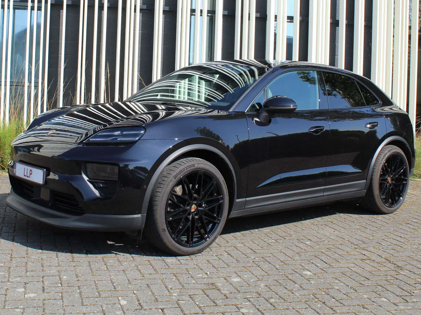 Porsche Macan Electric Noir - 1
