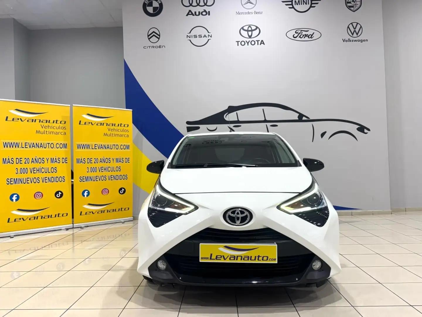 Toyota Aygo 70 x-play x-shift Alb - 2