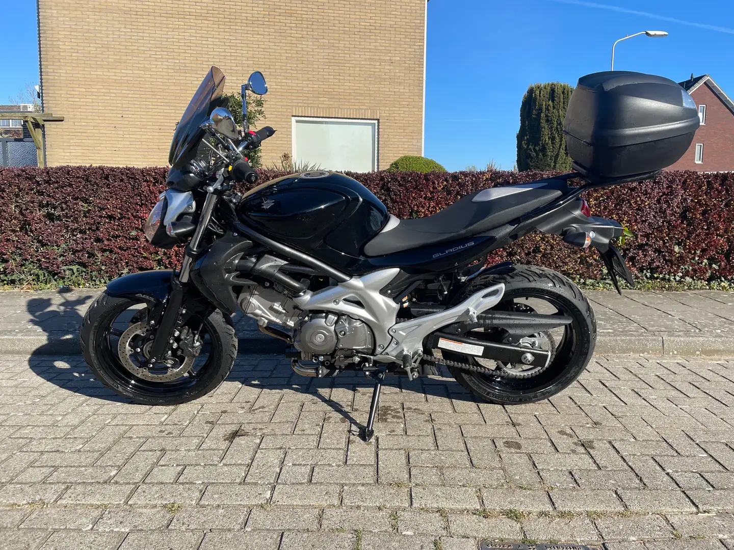 Suzuki Gladius 650 Fekete - 1