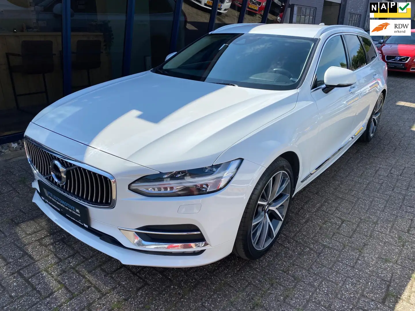 Volvo V90 2.0 T4 Inscription LEER / NAVI / TREKHAAK Wit - 1