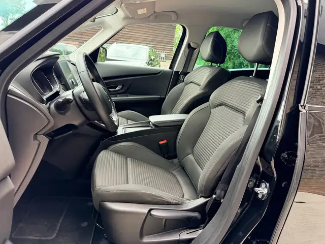Renault Grand Scenic view 4