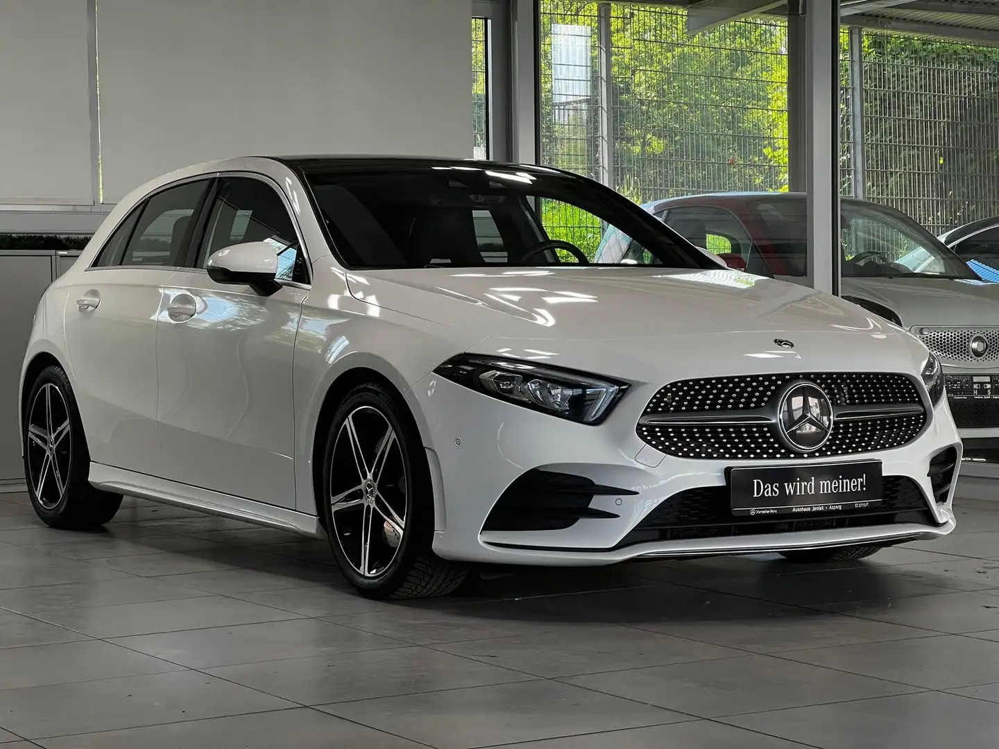 Mercedes-Benz A 220 AMG Line DISTRONIC PANODACH+NAVI+PDC&KAM++ Weiß - 2