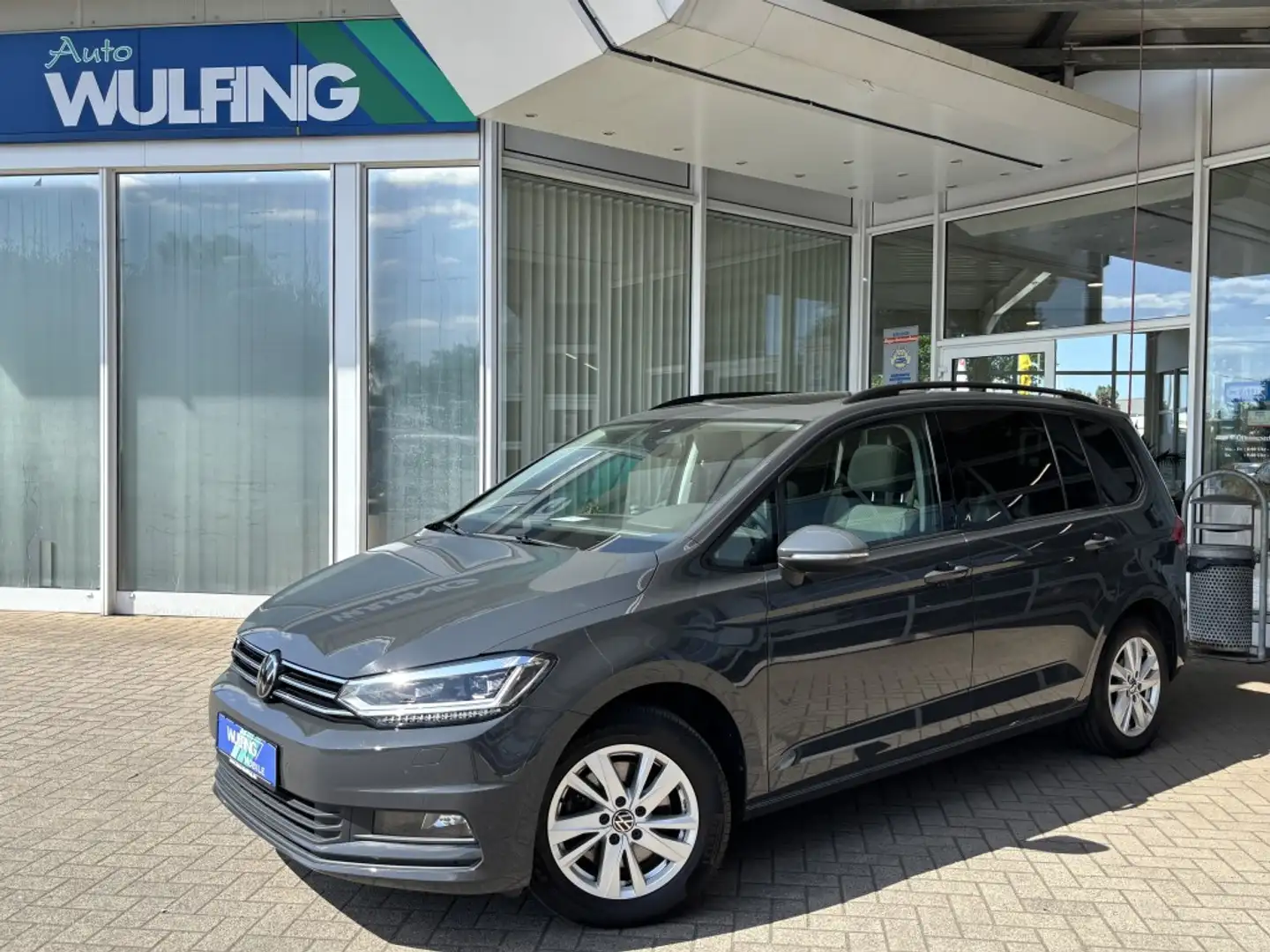 Volkswagen Touran Comfortline 7Sitzer Standhz Pano Navi LED Grau - 1