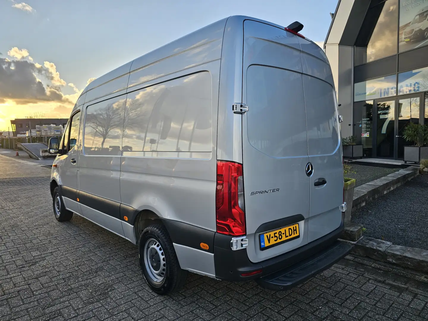 Mercedes-Benz Sprinter 317 CDI L2-H2 RWD * 360 Graden Camera * Car Play * Grijs - 2