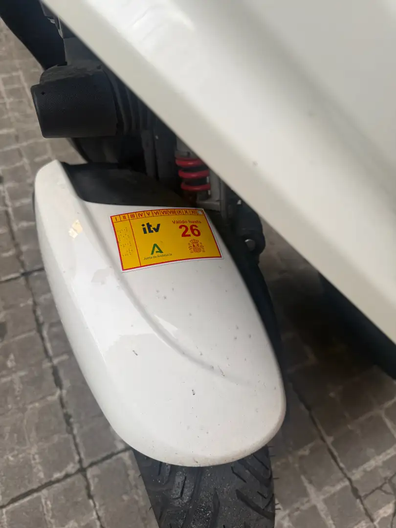 Piaggio MP3 300 HPE SPORT Blanco - 2