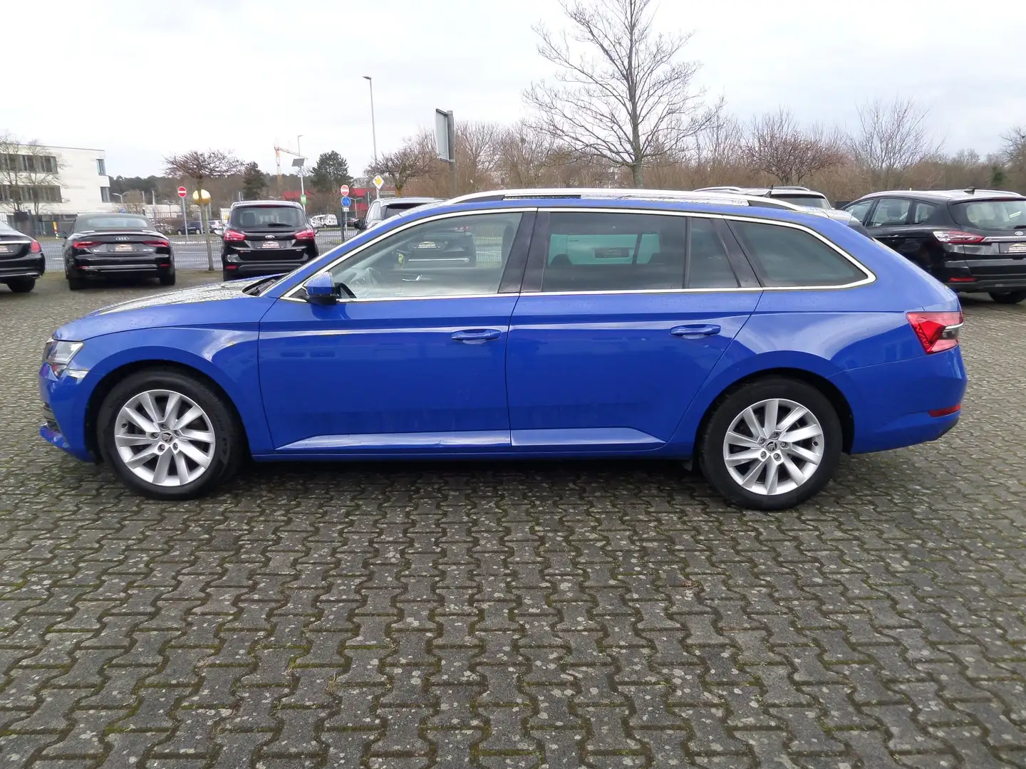 Skoda Superb Style iV Automatik+LED+AHK+Navi+Pano-SD+4xSHZ+1.HD Bleu - 1