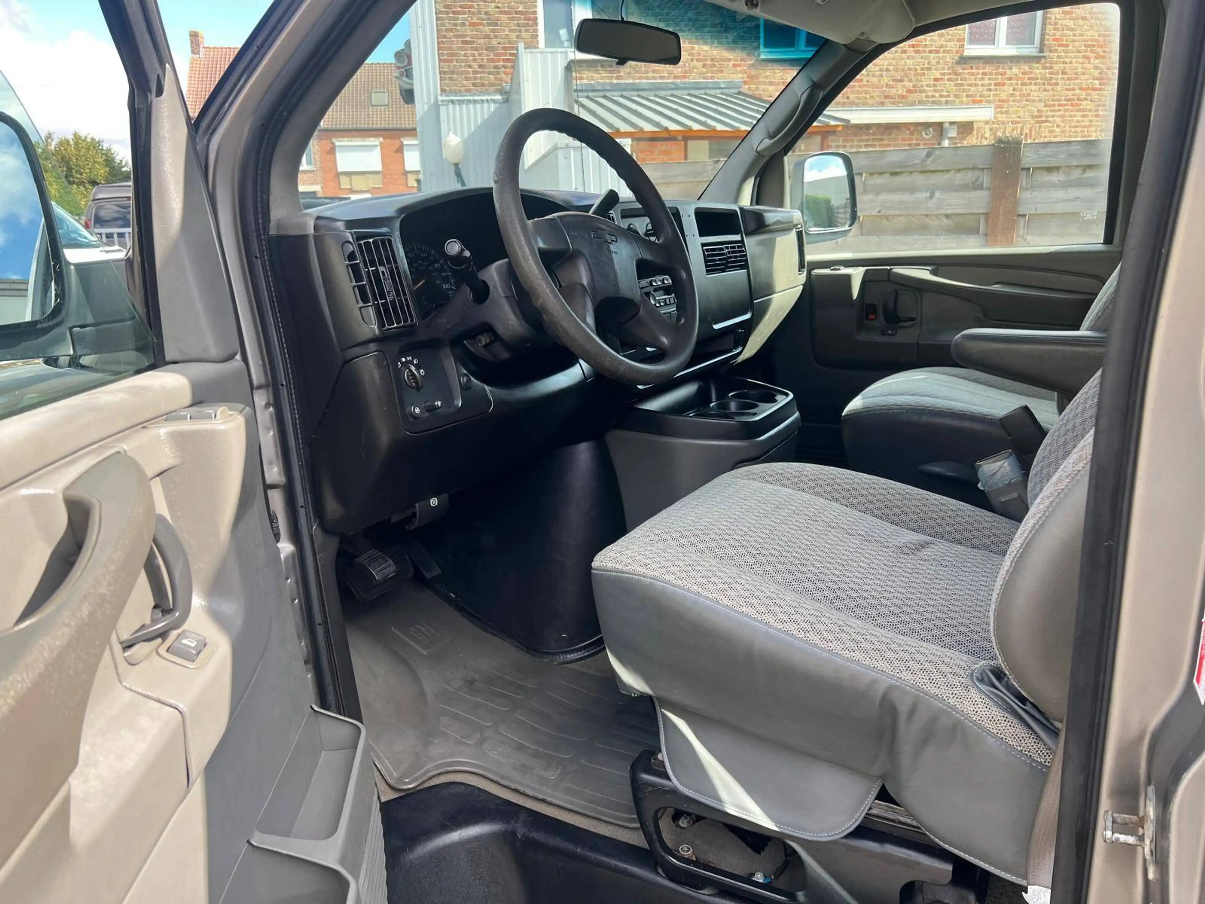 Chevrolet Express 3500 V8 — photo 12
