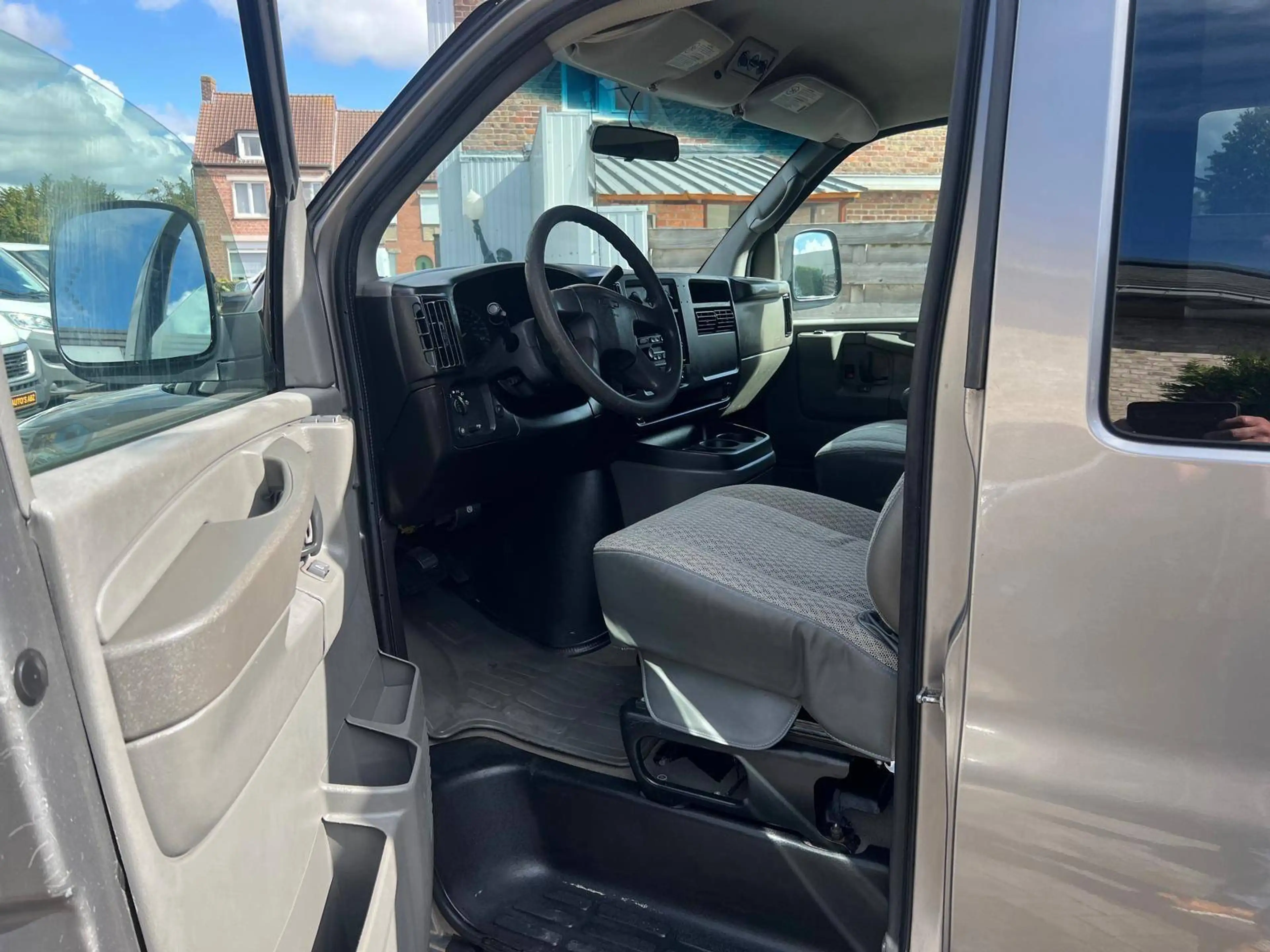 Chevrolet Express 3500 V8 — photo 15