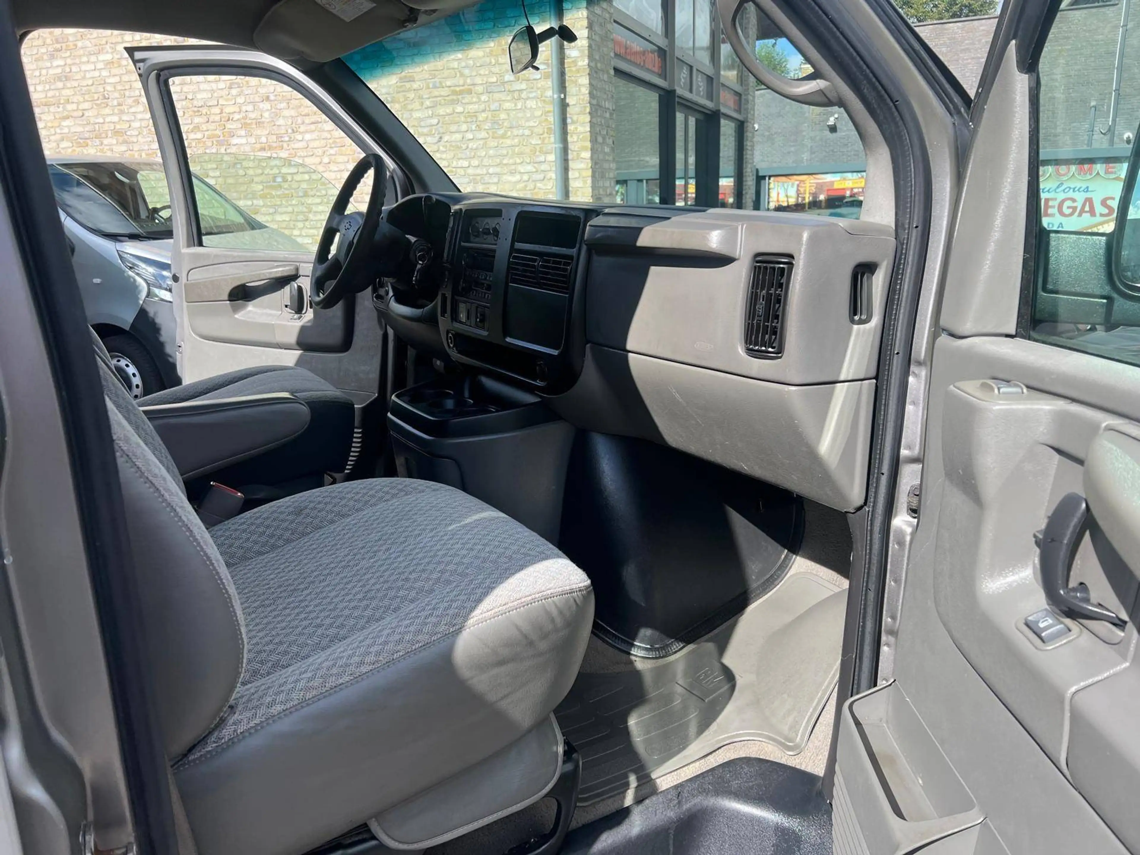 Chevrolet Express 3500 V8 — photo 13