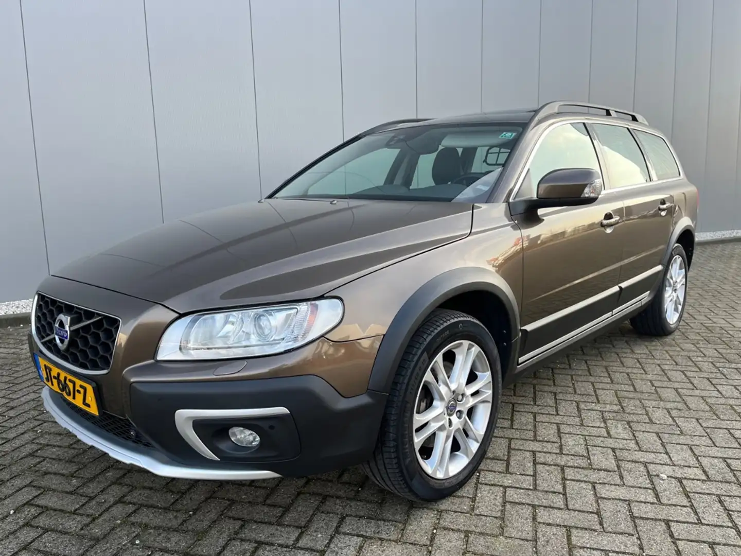 Volvo XC70 2.4 D4 Polar+ AWD AUTOMAAT / LENTE AANBIEDING !! Bruin - 1