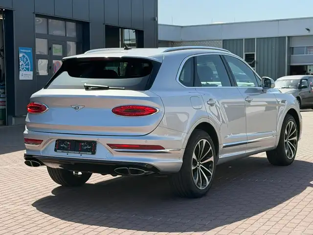 Bentley Bentayga view 12