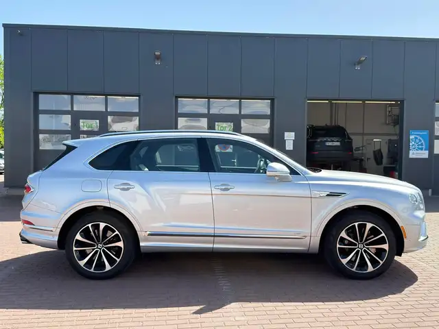 Bentley Bentayga view 13
