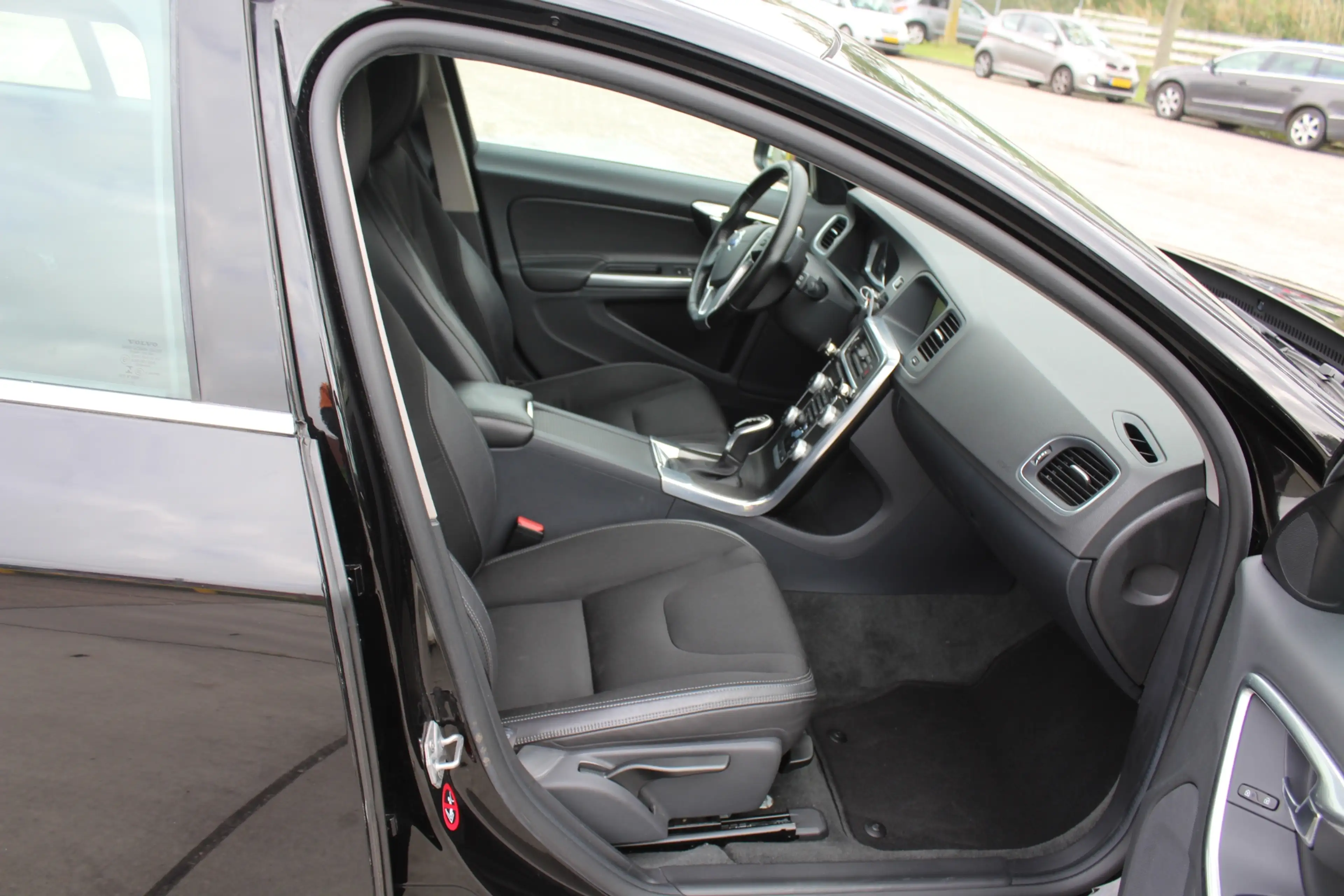 Volvo V60 2.0 D4 Nordic+ NETTE AUTOMAAT DEALER ONDERHOUDEN T — photo 33