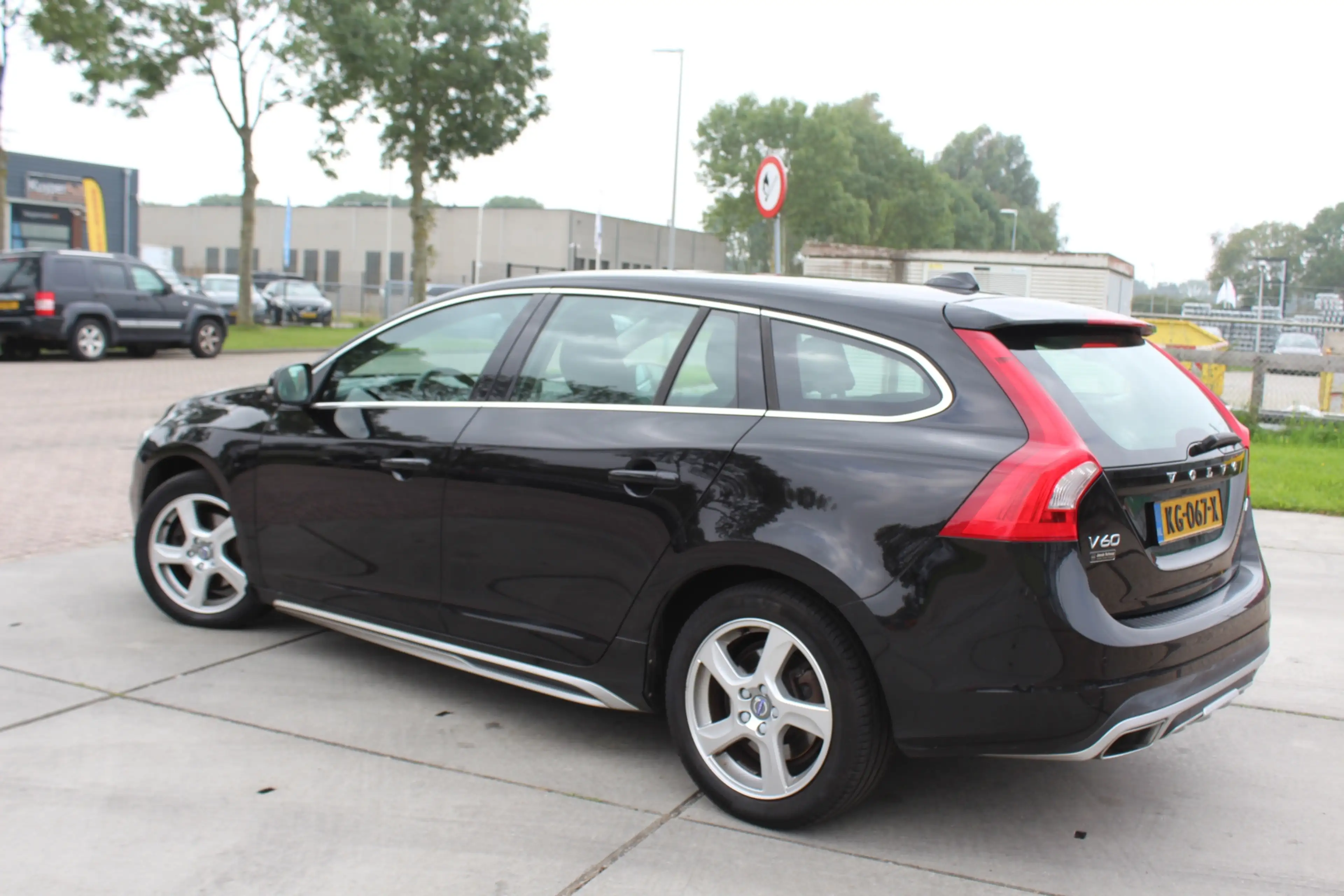 Volvo V60 2.0 D4 Nordic+ NETTE AUTOMAAT DEALER ONDERHOUDEN T — photo 3
