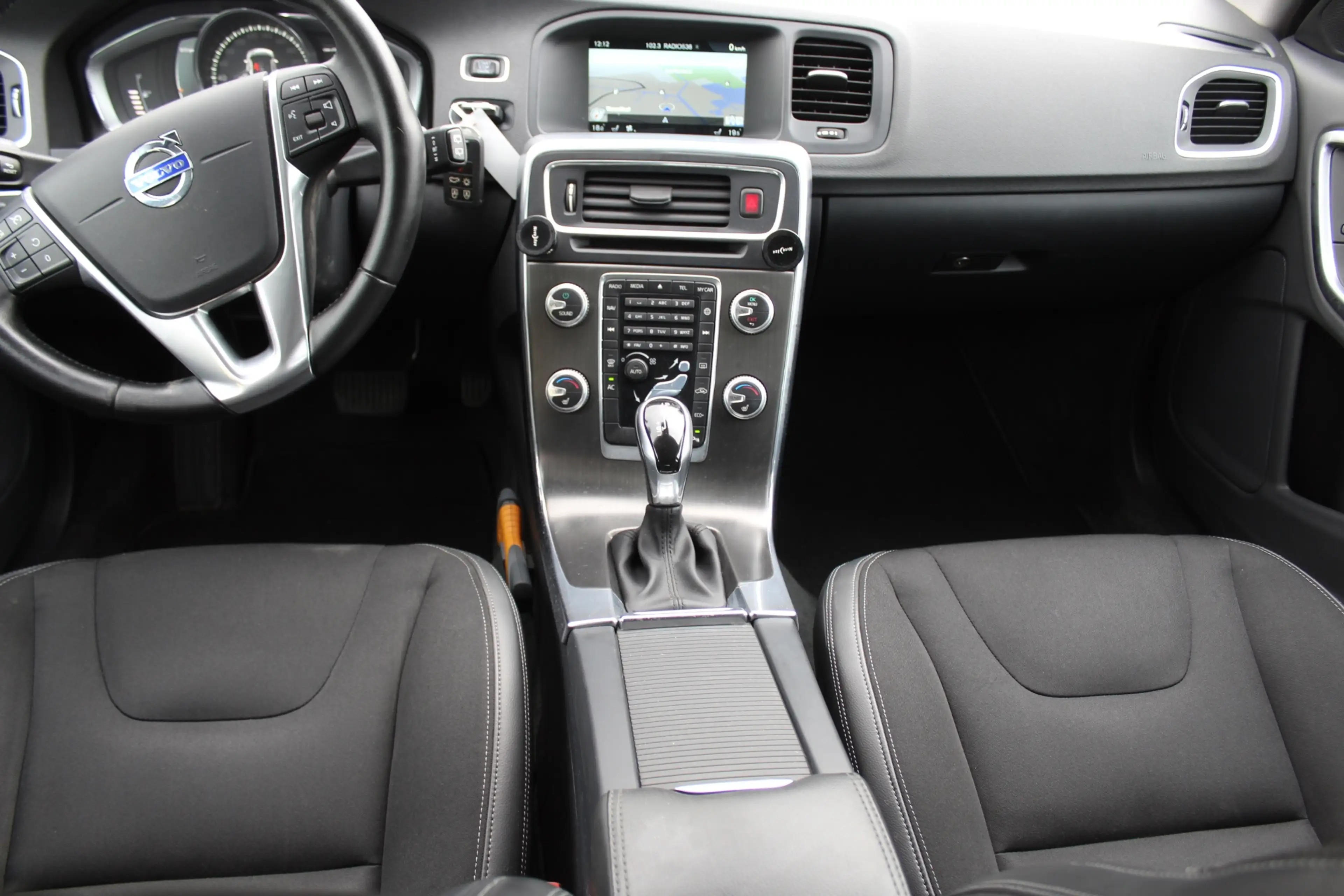 Volvo V60 2.0 D4 Nordic+ NETTE AUTOMAAT DEALER ONDERHOUDEN T — photo 4